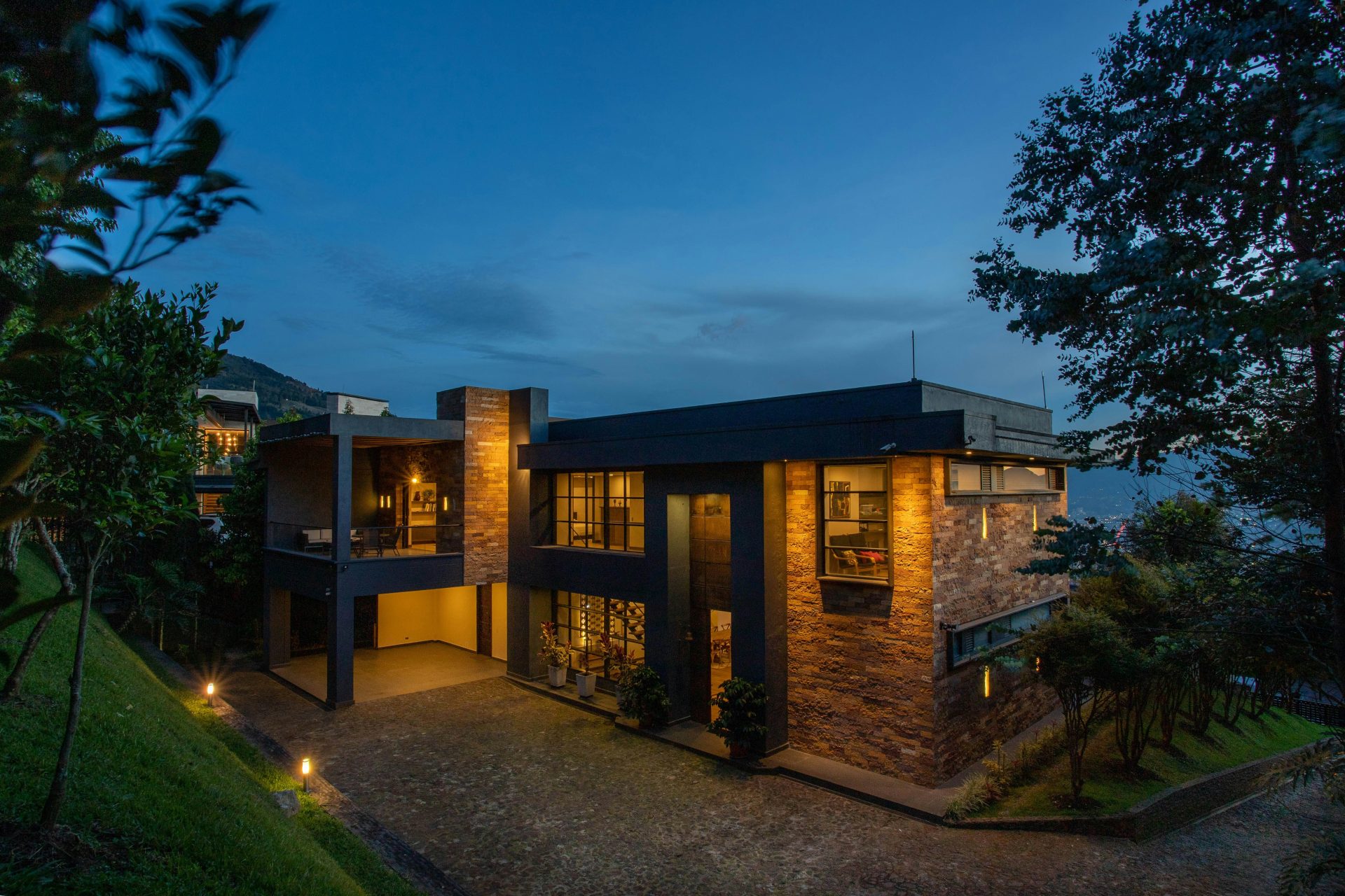 una casa con muchas ventanas iluminadas por la noche